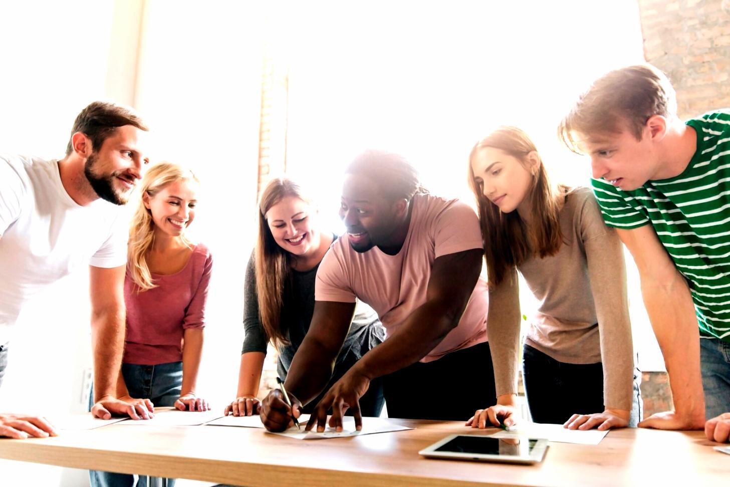 Espace de travail avec documents financiers et ordinateur portable